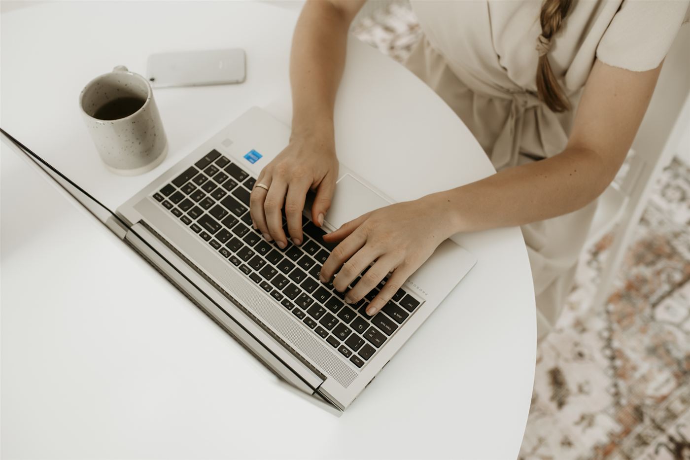 Handen op een laptop toetsenbord
