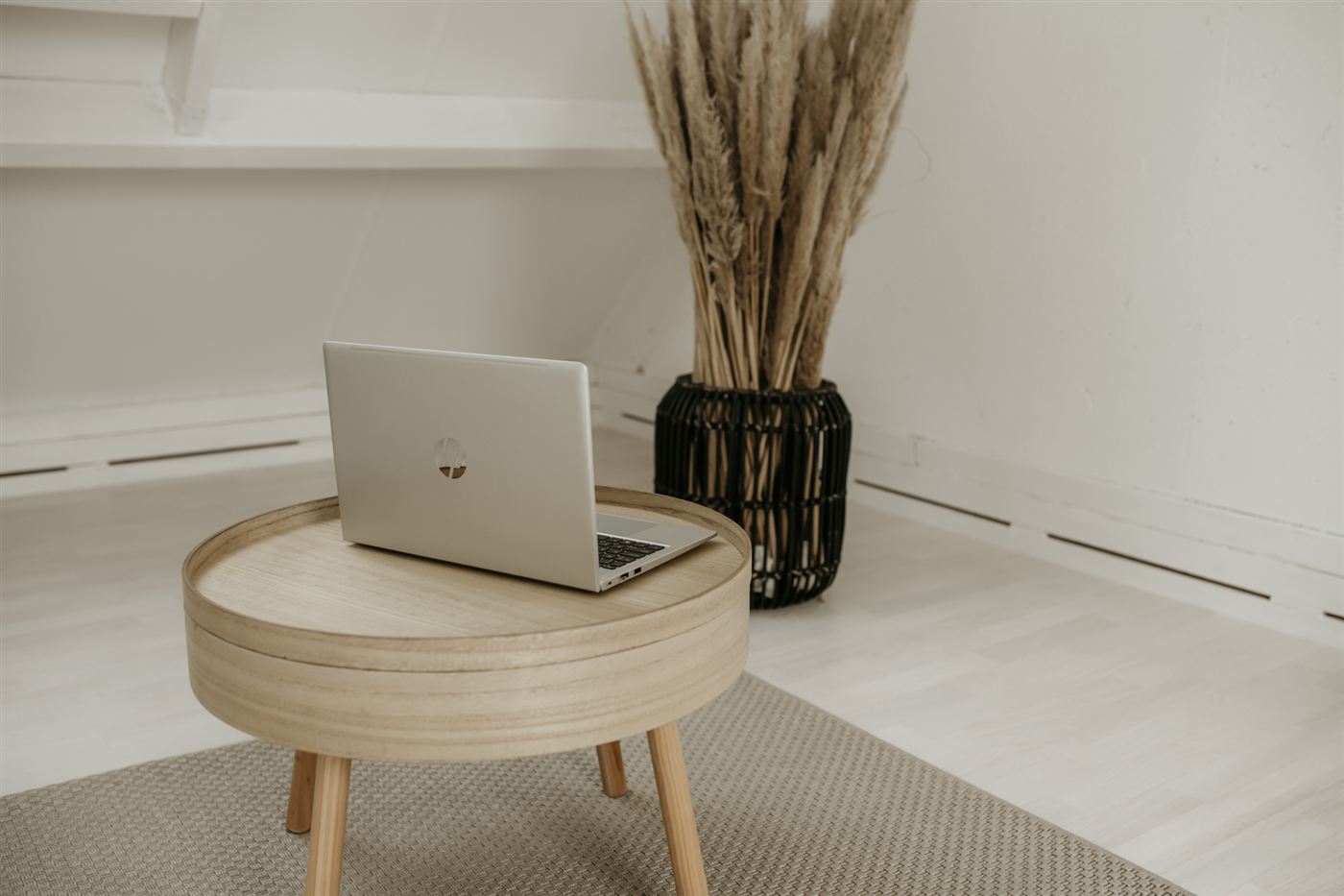 Laptop op een bijzettafel