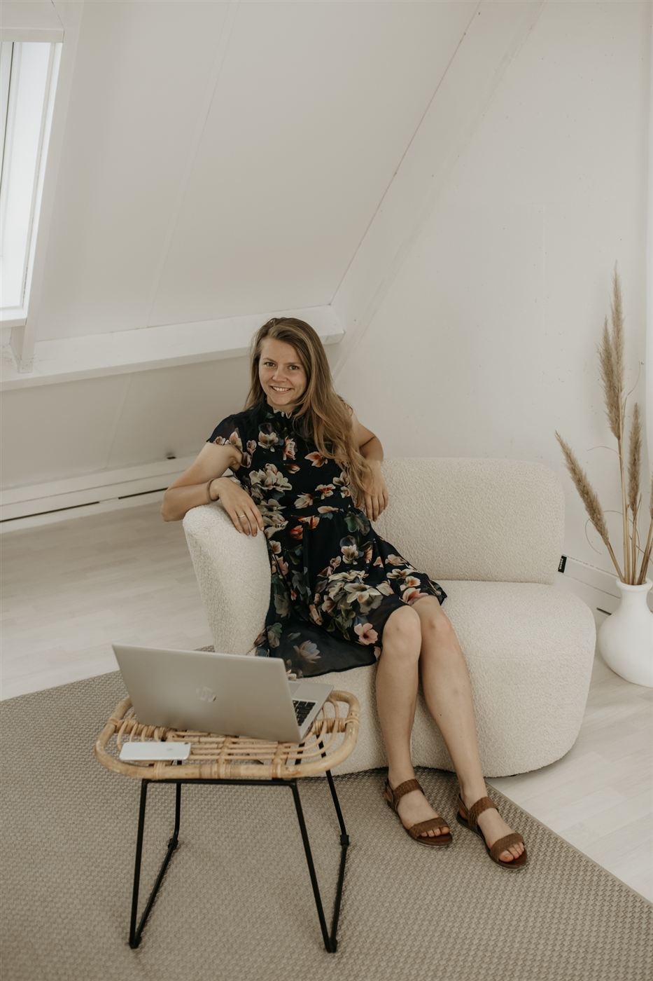 Marije werkt met haar laptop in een rotan stoel