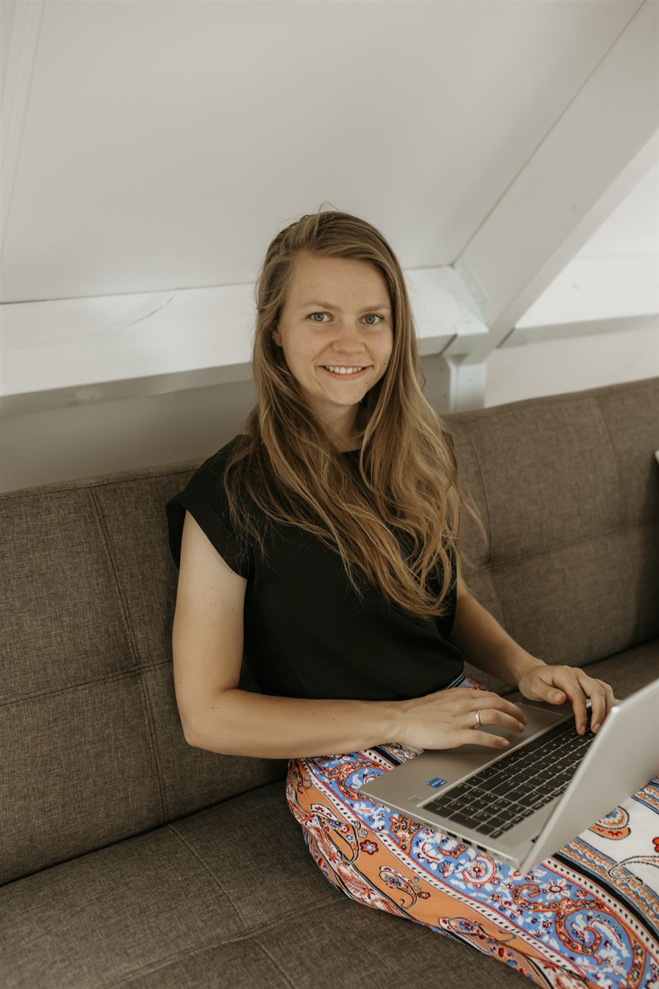 Marije werkt met haar laptop aan campagnes