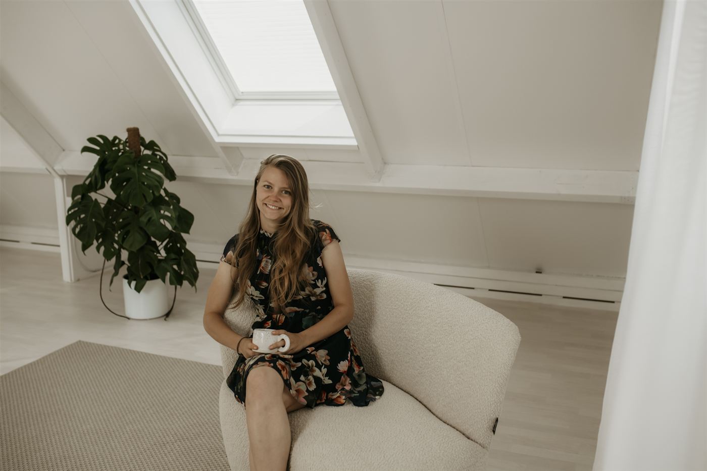 Marije werkt op de bank