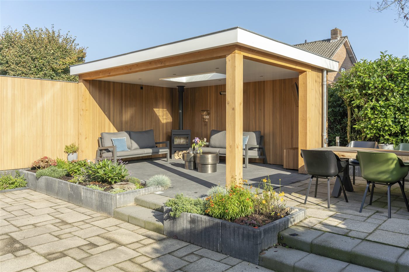 Houten buitenverblijf met glazen schuifwand