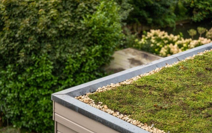 Carport met sedumdak bij een woning in Duitsland