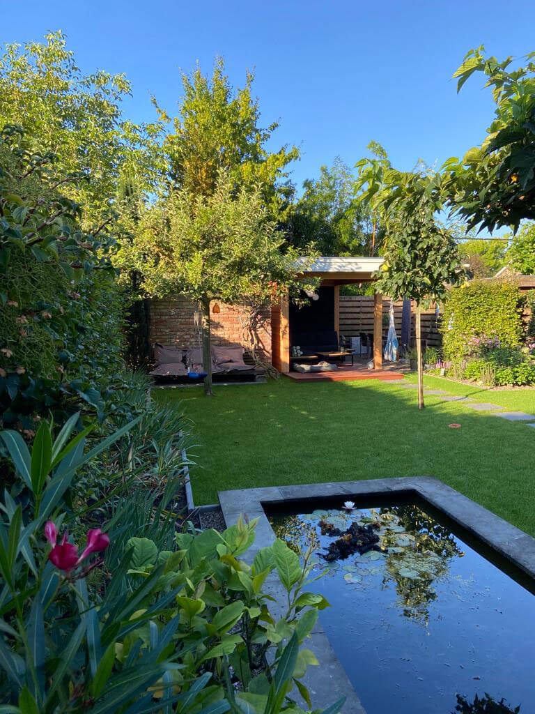 Maatwerktuin met vijver en tuinhuis