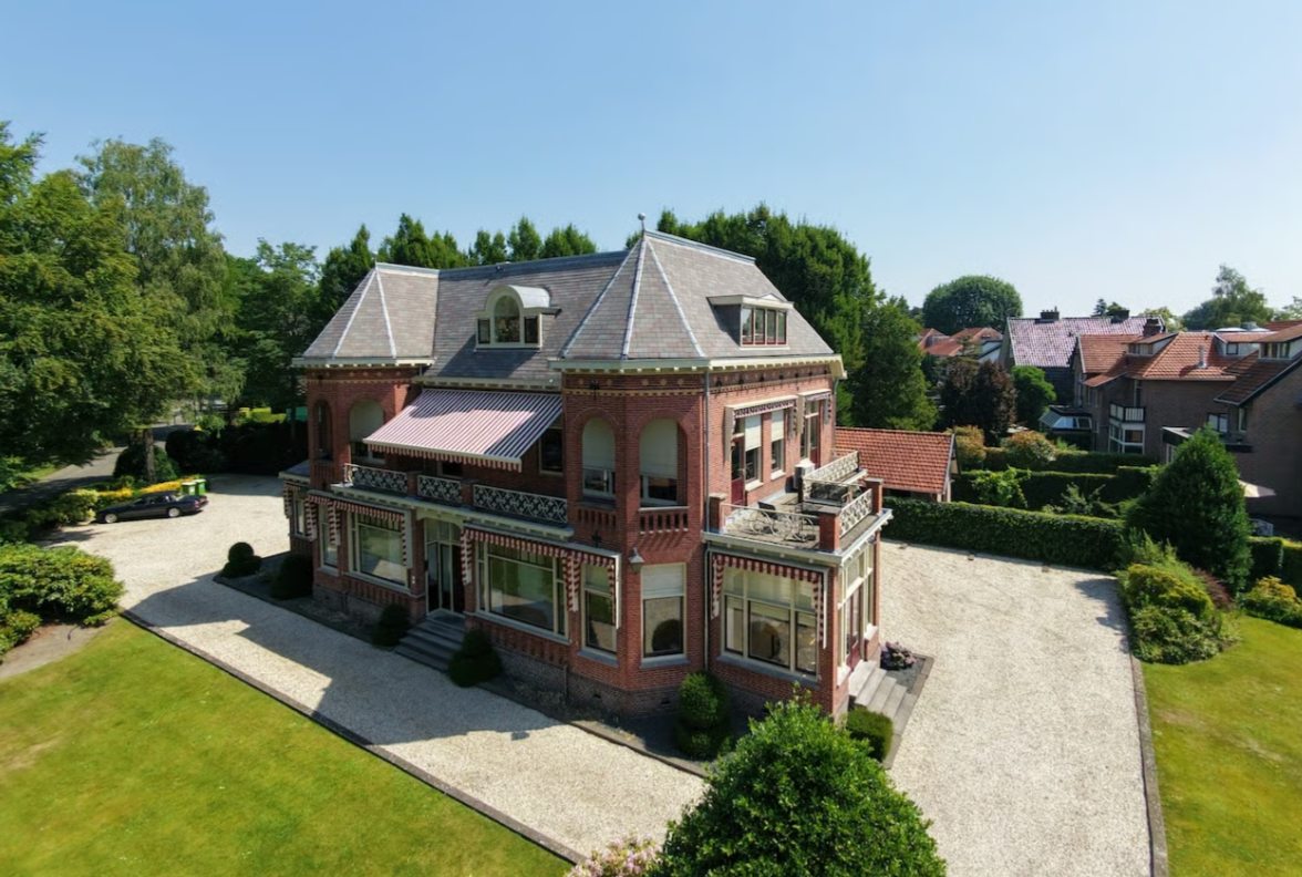 Statige villa van bovenaf gefotografeerd