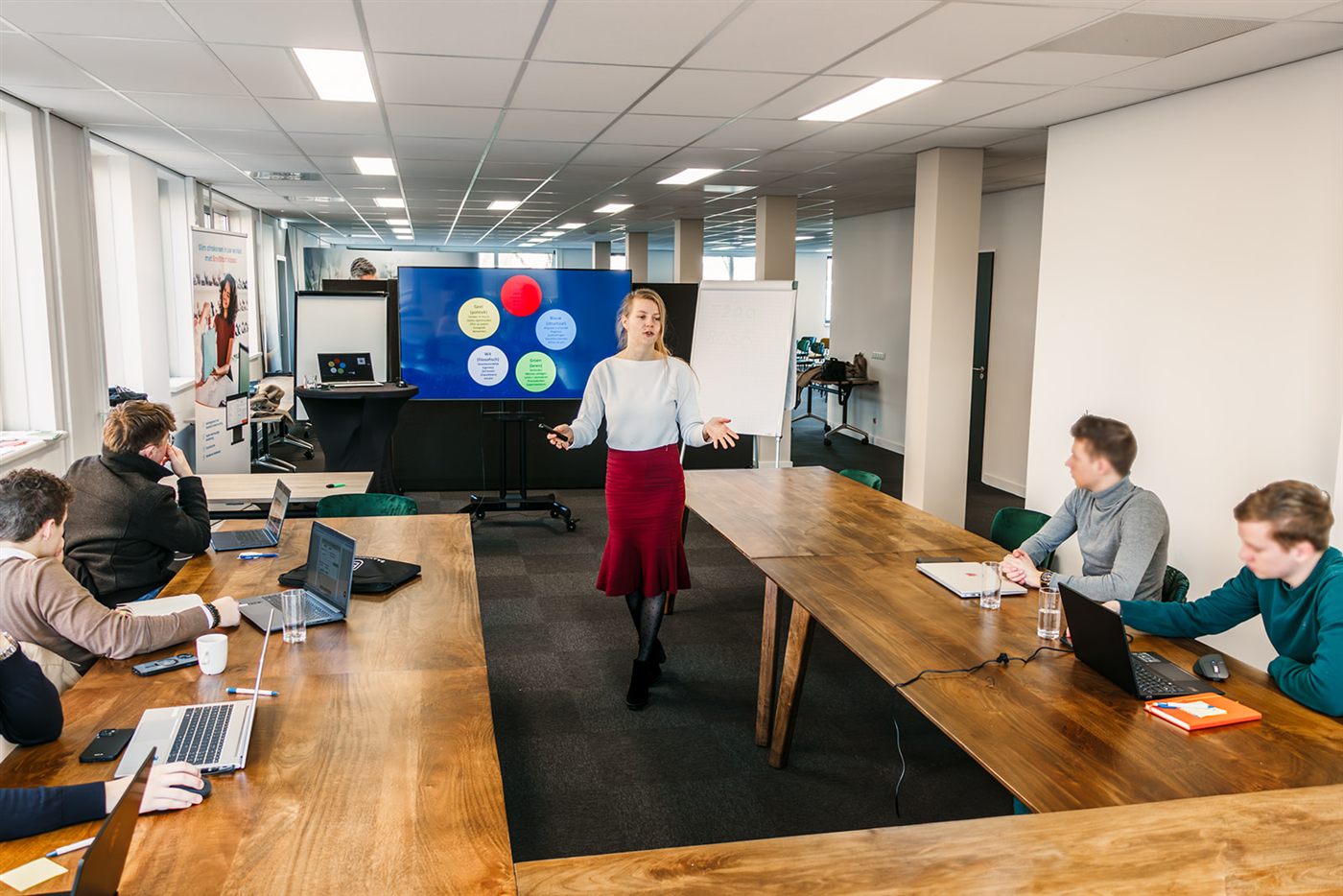 Marije begeleidt een team tijdens een training