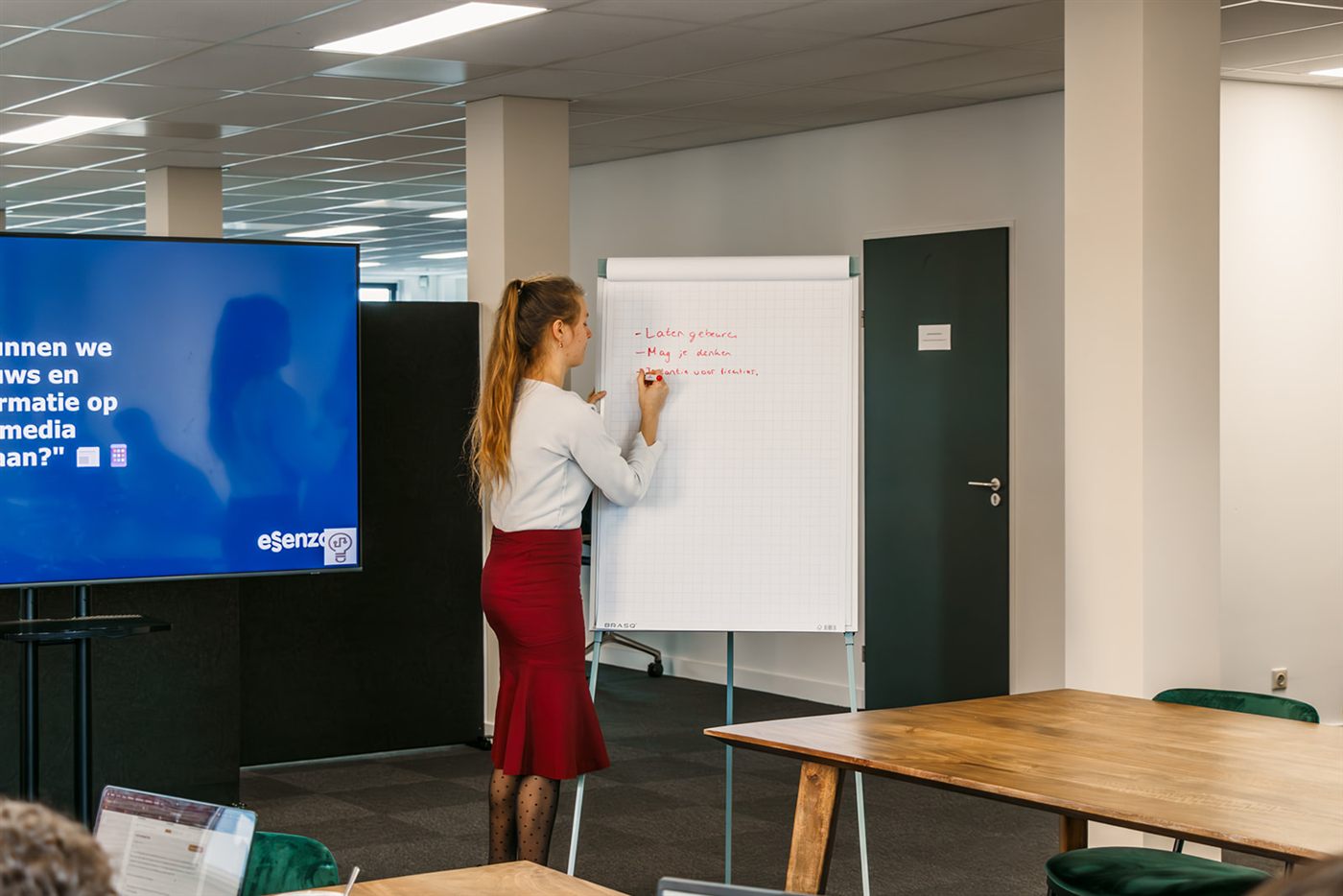 Marije presenteert voor een groep